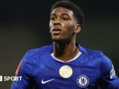 Josh Acheampong: Chelsea rejeita abordagens para zagueiro de 20 anos