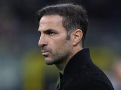 O Barcelona enviou um representante a Como para garantir Fabregas como substituto de longo prazo de Flick