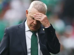 Javier Aguirre, do México, expressou sua decepção com o desempenho, ao defender Cesar Montes com cartão vermelho