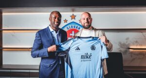 O ícone do Manchester City, Yaya Touré, consegue um primeiro emprego surpreendente como treinador