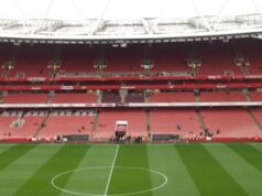 Caitlin Ford perto de acordo com o Arsenal