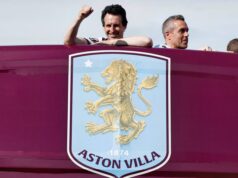Tottenham busca contratar o ex-atacante do Liverpool com quem o Aston Villa manteve negociações
