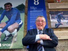 Chelsea: O ex-artilheiro Bobby Tambling morre aos 84 anos