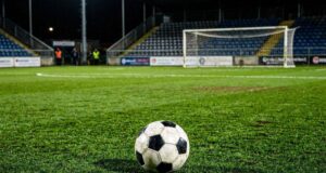 Tottenham Hotspur almeja Jan Paul van Hecke e Brighton atingem taxa de transferência recorde