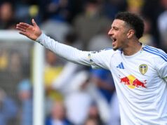 Estrela do Leeds United assina contrato de quatro anos