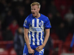 Tottenham persegue Jan Paul van Hecke – Brighton exige taxa recorde para zagueiro estrela