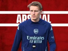 Martin Odegaard atinge um policial com uma bola de futebol