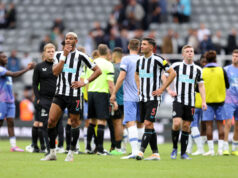 A estrela do Newcastle, Joelinton, fotografada no antigo clube