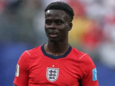 Por que Bukayo Saka não é titular da Inglaterra contra a Noruega na Copa do Mundo de 2026?