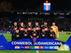 Jogadores do clube argentino Tigre exibem bandeira das Malvinas após vitória na Copa Sul-Americana
