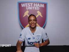 A zagueira francesa Estelle Cascarino se transfere permanentemente para o West Ham