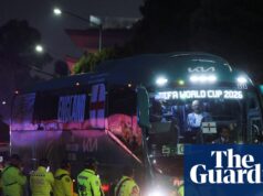 A Inglaterra recebe uma recepção hostil ao chegar ao hotel na Cidade do México para a partida da Copa do Mundo | Campeonato Mundial de 2026