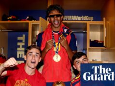 Um grande alto-falante vermelho, caixas de troféus Louis Vuitton e uma aposta de tatuagem – como a Espanha comemorou a vitória na Copa do Mundo | Espanha