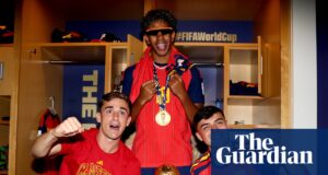 Um grande alto-falante vermelho, caixas de troféus Louis Vuitton e uma aposta de tatuagem – como a Espanha comemorou a vitória na Copa do Mundo | Espanha