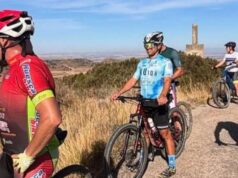 adeus aos ciclistas ao longo da estrada após as novas regras de trânsito