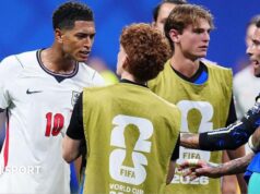 Copa do Mundo de 2026: Jude Bellingham, astro da Inglaterra, dá um soco no substituto argentino Barco