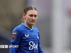 Everton assinou contrato permanente com a zagueira Hannah Blundell