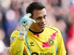 Hearts contrata o goleiro Reus na saída de Schwolow