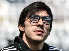 Sandro Donali fala à mídia no Aeroporto de Milão sobre sua transferência para o Tottenham.