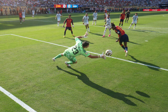 Emiliano-Martinez-save-Nico-Williams.jpg