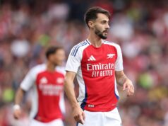 O executivo do clube admite que estão fazendo todo o possível para contratar o jogador do Arsenal
