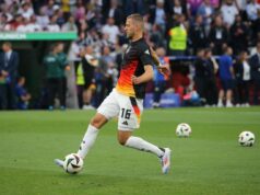 Man Utd junta-se à corrida pelo defesa-central do Borussia Dortmund, Waldemar Anton – FootballAction.CO.UK