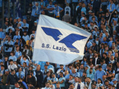 Mais de 10.000 torcedores da Lazio se reúnem para protestos furiosos contra o impopular presidente Lotito