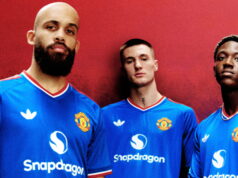 NOVA CAMISA AZUL E RISCA DETALHES COMPLETOS, PREÇO CONFIRMADO E COMO COMPRAR Bryan Mbeumo, Kobbi Mainoo, Benjamin Cesko e Jess Park posam para fotos em jersey