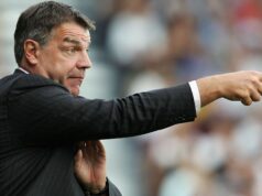‘Sam Allardyce era o melhor técnico do Bolton na época. Fomos duros em campo e tivemos um pouco de magia – a fórmula perfeita’ Youri Djorkaeff refletiu sobre sua passagem pelo Bolton Wanderers