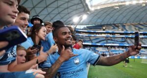 Douglas Costa, ex-jogador da Juventus, trocou o Chievo pelo Al Ittifaq junto com o amigo Balotelli