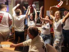 Copa do Mundo: torcedores da Inglaterra podem ficar no bar durante toda a partida na Noruega, mesmo que o início do jogo seja adiado