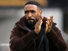 Jermain Defoe: O ex-atacante da Inglaterra deixa o cargo de técnico do Woking após quatro meses