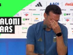 O técnico da Argentina, Scaloni, sai da coletiva de imprensa aos prantos
