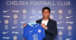 Torcedores do Chelsea reagem após Andre Santos se juntar ao Man United