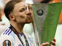 Aston Villa contacta para contratar o “superior” que destruiu Matty Cash