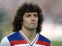 Homenagens estão chegando enquanto o mundo do futebol reage à morte de Kevin Keegan