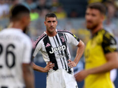 Chelsea quer contratar Pio Esposito e Vlahovic