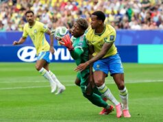 Leeds United contrata nova Sion Suzuki, substituindo Illan Meslier