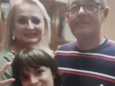 Julia sobreviveu à morte súbita aos 19 anos e agora luta para recuperar a vida após danos cerebrais