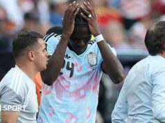 Amadou Onana: O meio-campista da Bélgica e do Aston Villa rompe o ligamento cruzado