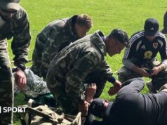 Bombas, sangue, emboscadas – por que os treinadores de futebol treinam com os militares