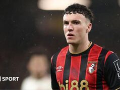 Alex Jiménez: Zagueiro suspenso do Bournemouth pronto para empréstimo à Fiorentina