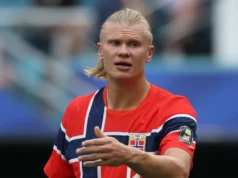 O pai de Erling Haaland, Alfie, repreende o árbitro após a eliminação da Noruega na Copa do Mundo contra a Inglaterra