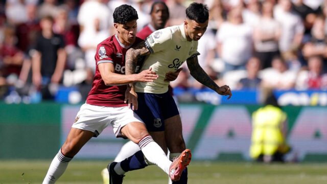everton-s-dwight-mcneil-in-action-with-west-ham-united-s-mateus-fernandes.JPG