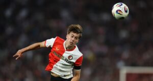 Stuttgart vai se juntar à corrida de ataque do Feyenoord Leo Sauer (20).