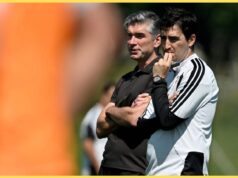 (Foto) Hughes e Irala conversam no treino do Liverpool
