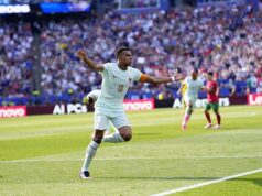 Kylian Mbappé surpreende Marrocos com um gol brilhante e assistência para levar a França às semifinais