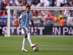 Cristian Romero parece rejeitar Donald Trump durante cerimônia de medalha da Copa do Mundo