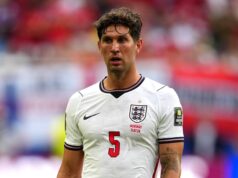 Por que o Arsenal deveria contratar o defensor de £ 55 milhões em vez de Konsa ou Stones