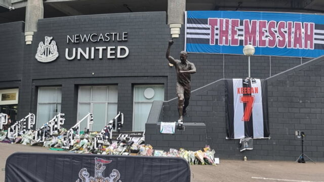 kevin-keegan-messiah-banner-flowers-sjp-newcastle-united-nufc-2000.jpg